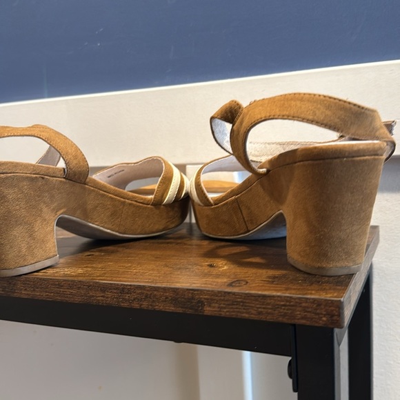 André Assous Womens  Sandals (Shoes size 40) or USA 8 1/2  tan and white stripe - Picture 4 of 11